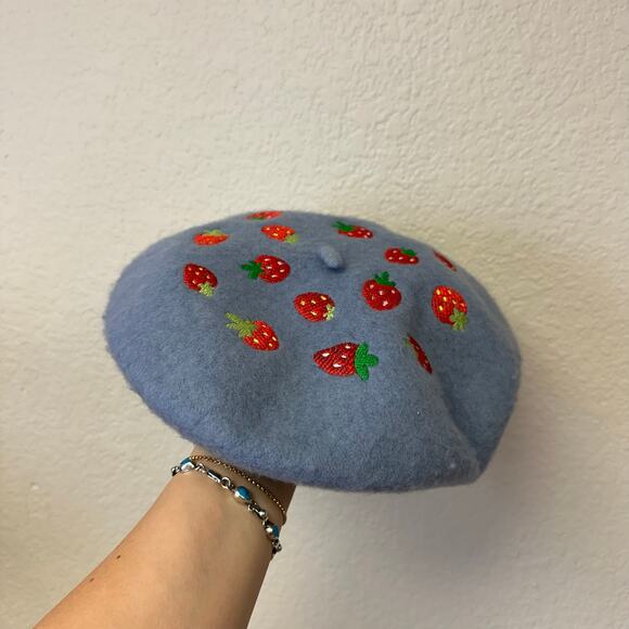 Clammy Heart Strawberries Embroidered Beret Wool Blue - Picture 4 of 6